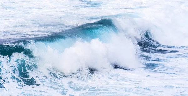 Prachtige blauwe hoge golven — Stockfoto