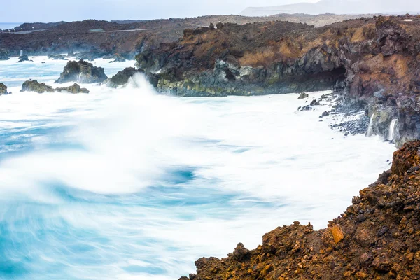 Kusten vid los hervideros med enorma vågor i lanzarote — Stockfoto