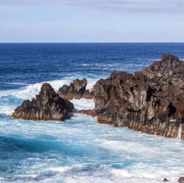 lanzarote sahilinde zor kayalıklarla