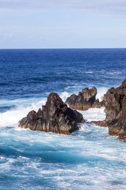 lanzarote sahilinde zor kayalıklarla