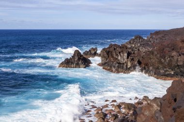 lanzarote sahilinde zor kayalıklarla