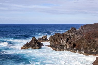 lanzarote sahilinde zor kayalıklarla