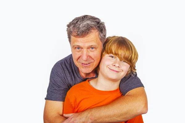 Vater und Sohn umarmen sich im Studio isoliert auf Weiß — Stockfoto