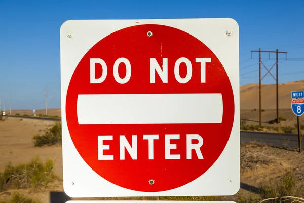 Не входите Знак на шоссе — стоковое фото