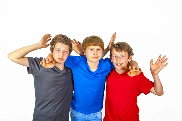 Tres felices amigos alegres en azul, rojo y negro —  Fotos de Stock