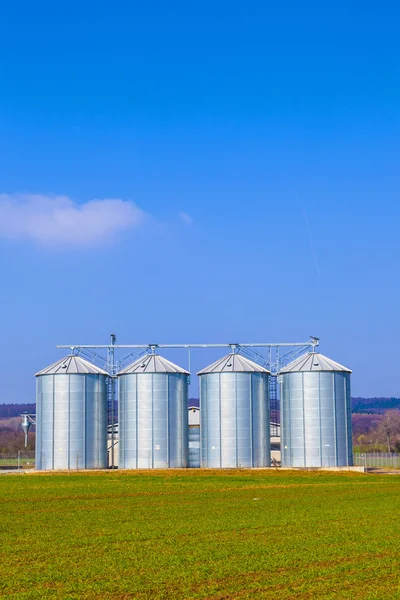 Zilveren silo's in veld — Stockfoto