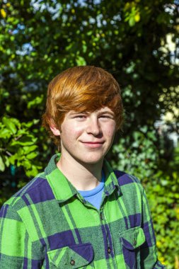 bahçede cazip mutlu gülen çocuk portresi