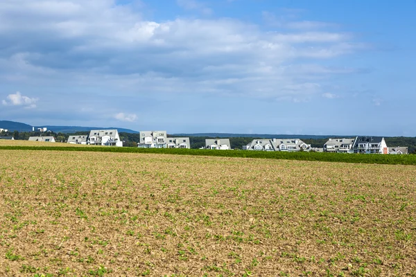Bosättningen nära kanten av fältet — Stockfoto