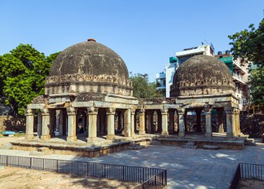 Üç kubbeli bina hauz has