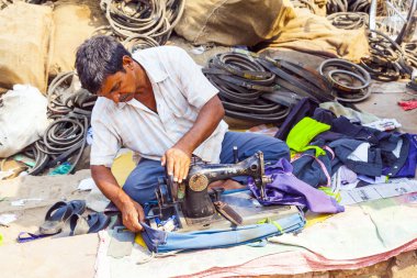 İstanbul, Türkiye - 10 Kasım - Hintli erkek terziler onların dikiş mac çalıştırabilirsiniz.