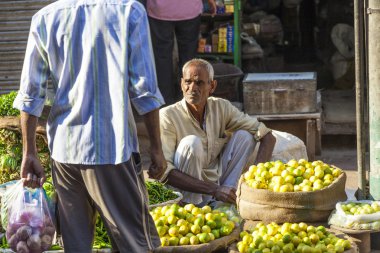 Delhi, Hindistan chawri bazar, sebze satan adam