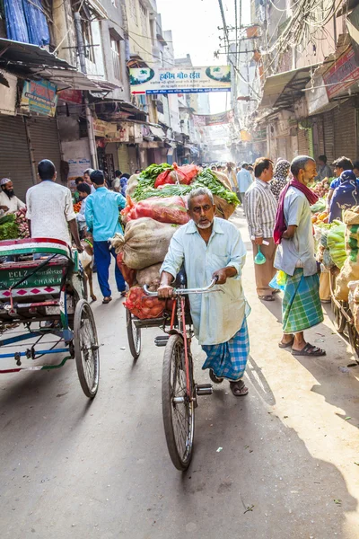 Rickshaw rider transporterar grönsaker tidigt på morgonen på marknaden — Stockfoto