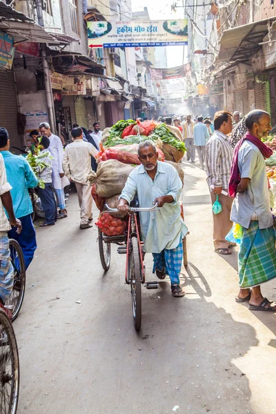 Riksja rider vervoert groenten vroeg in de ochtend op de markt — Stockfoto