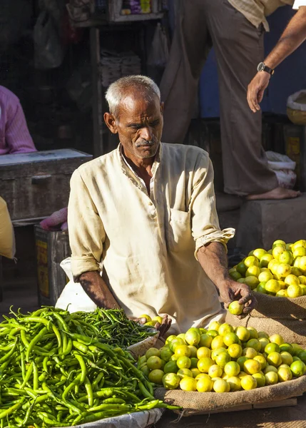 Man som säljer grönsaker på chawri bazar i delhi, Indien — Stockfoto