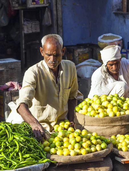 Hombre vendiendo verduras en Chawri Bazar en Delhi, India —  Fotos de Stock
