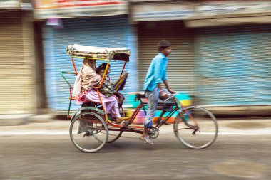 Rickshaw sürücü taşımaları yolcu sabah erken