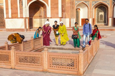 Hintli turist humayuns mezar bir fotoğraf için poz.