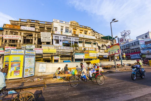 Rickshaw rider transports — Stock Photo, Image