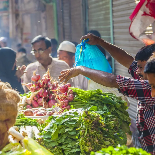 Hombre vende plátanos en el viejo mercado callejero de verduras en Delhi —  Fotos de Stock