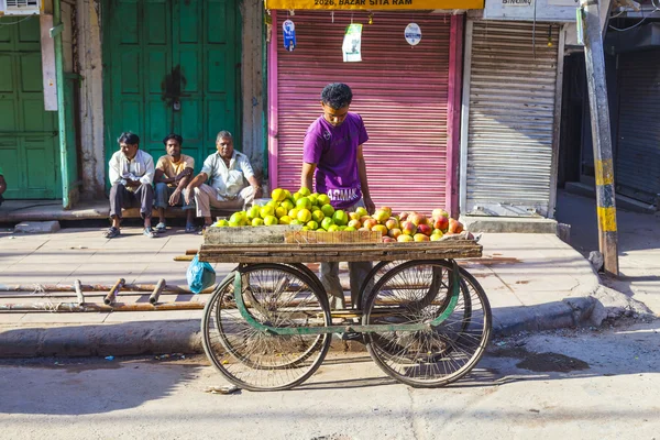 Hombre vende frutas en el mercado callejero de verduras en Delhi —  Fotos de Stock