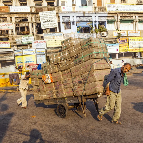 Rickshaw rider transporter last — Stockfoto