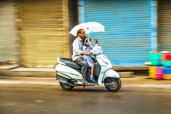 Grootvader brengt zijn kleindochter naar school door Motorrad — Stockfoto
