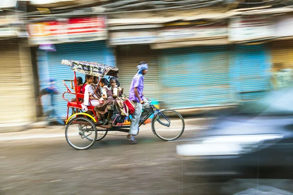 Rikša rider přepravy cestujících brzy ráno v Dillí — Stock fotografie