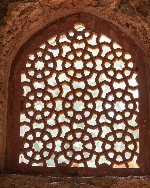 Vakkert utskåret sandsteinvindu i moskeen – stockfoto