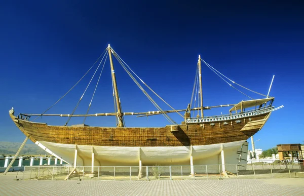 Traditional dhau under construction in a wharft in Oman — Stock Photo, Image
