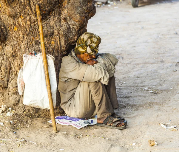 Indian street beggar seeking alms on the street — Stock Photo, Image