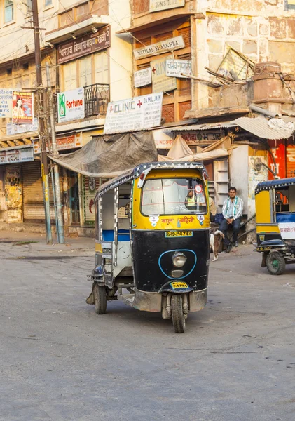 Auto rickshaw taxi driver with passengers in operation — Stock Photo, Image