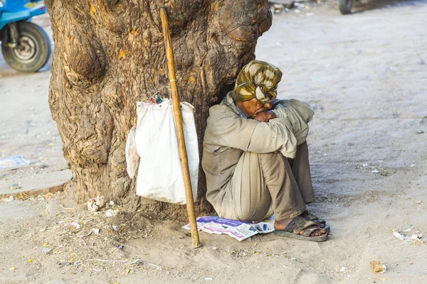 Indian street beggar seeking alms on the street — Stock Photo, Image