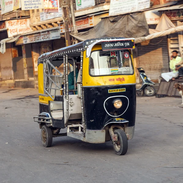 Auto rickshaw taxi driver with passengers in operation — Stock Photo, Image
