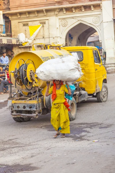 Femme indienne porte une lourde charge sur sa tête — Photo