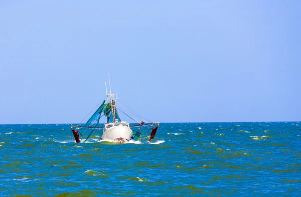 Okyanusa doğru çıkıyor küçük balıkçı teknesi — Stok fotoğraf