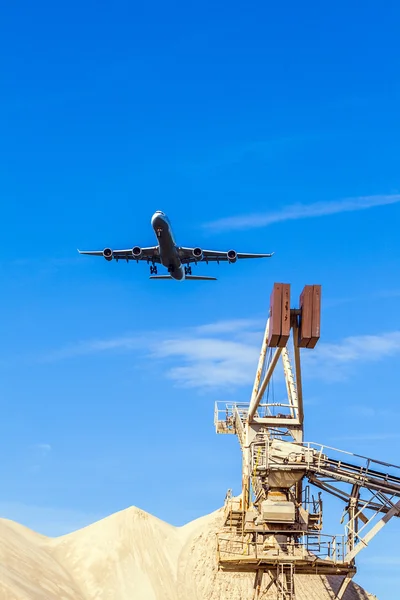 Aircraft in landing approach — Stock Photo, Image