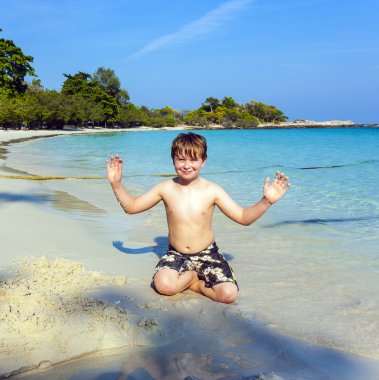 çocuklar çalış Plajı kum ve rakamlar bina