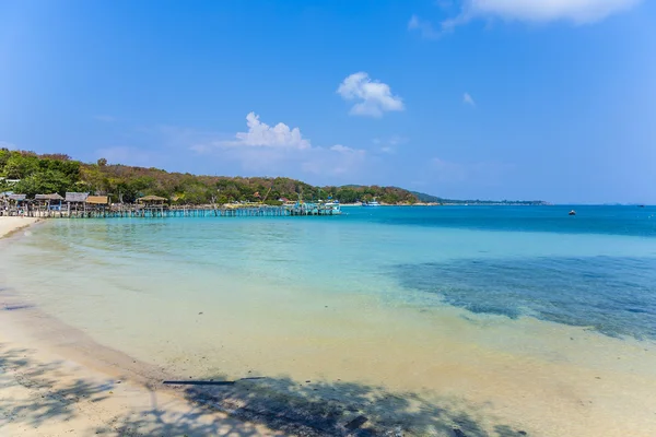 Hermosa playa con muelle de madera en la bahía —  Fotos de Stock