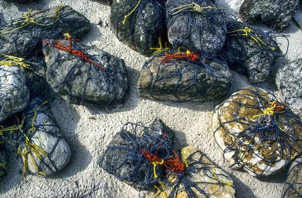 Netz zur Stabilisierung der Fischernetze am Strand zum Trocknen und Abkühlen — Stockfoto