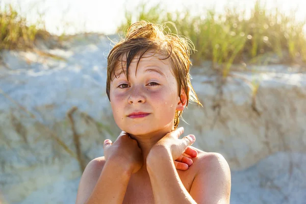 年轻快乐的微笑的男孩在海滩上 — 图库照片
