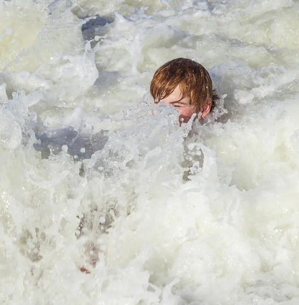 Child has fun in the waves — Stockfoto