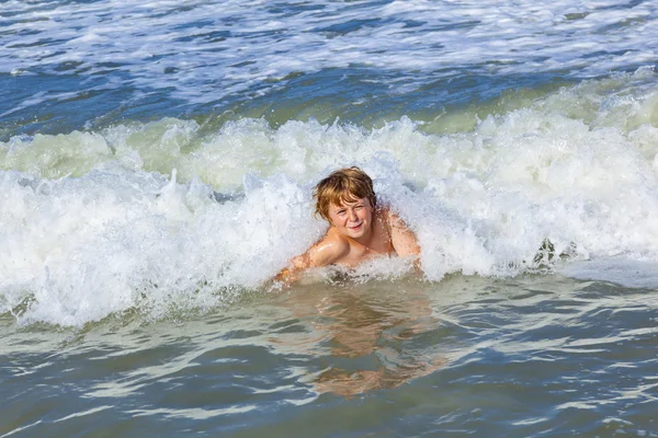 Criança se diverte nas ondas — Fotografia de Stock