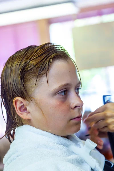 Mladí chlapci u kadeřníka — Stock fotografie