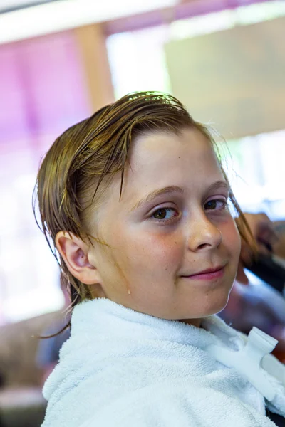Мальчики в парикмахерской — стоковое фото