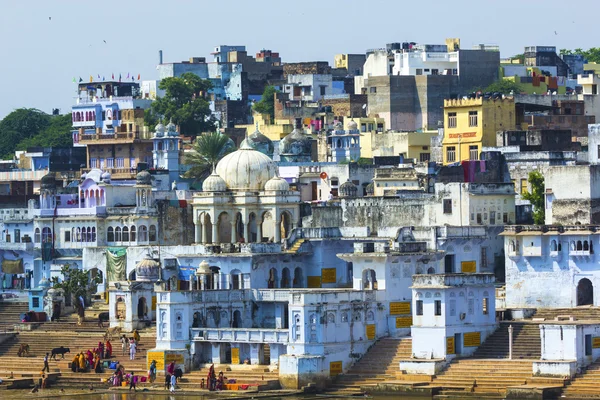Wash themselves in the holy lake in the City of Pushkar, — Stock Photo, Image