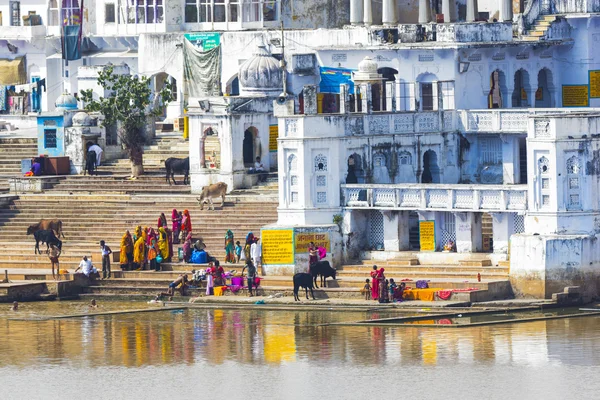 Wash themselves in the holy lake in the City of Pushkar, — Stock Photo, Image