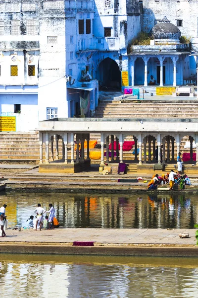 Lavarsi nel lago santo nella città di Pushkar , — Foto Stock