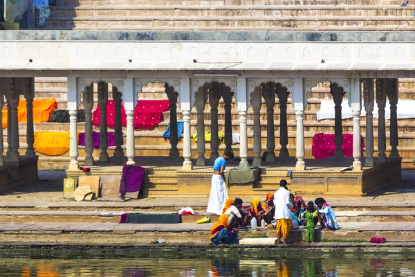Lavarse en el lago sagrado en la ciudad de Pushkar , —  Fotos de Stock