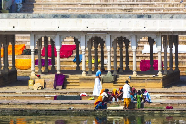 Wash themselves in the holy lake in the City of Pushkar, — Stock Photo, Image