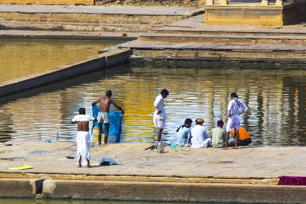 Tvätta sig i sjön heliga i staden pushkar, — Stockfoto